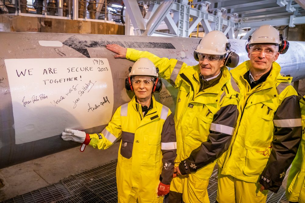  EU-kommisjonens president Ursula von der Leyen, Norges statsminister Jonas Gahr Støre og Nato-sjef Jens Stoltenberg besøker Troll A-plattformen som har bidratt til at energiforsyningen har gått fra kull til gass.  
