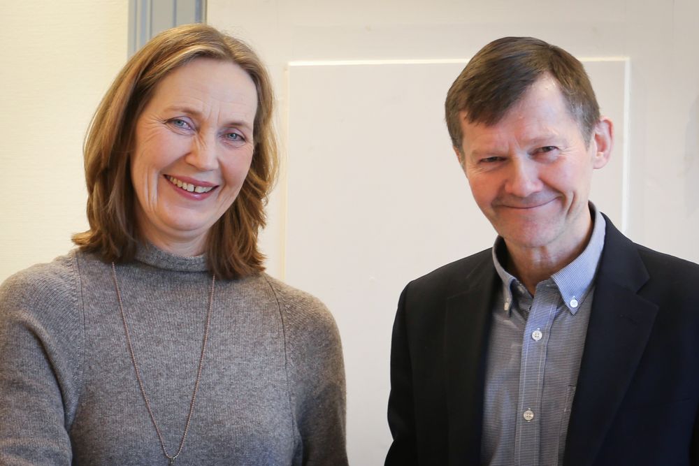 Direktør Gro Jære i Forsvarsmateriell og administrerende direktør Dag Hugo Stølan i Space Norway har inngått kontrakt om bygging av fiber til Jan Mayen.