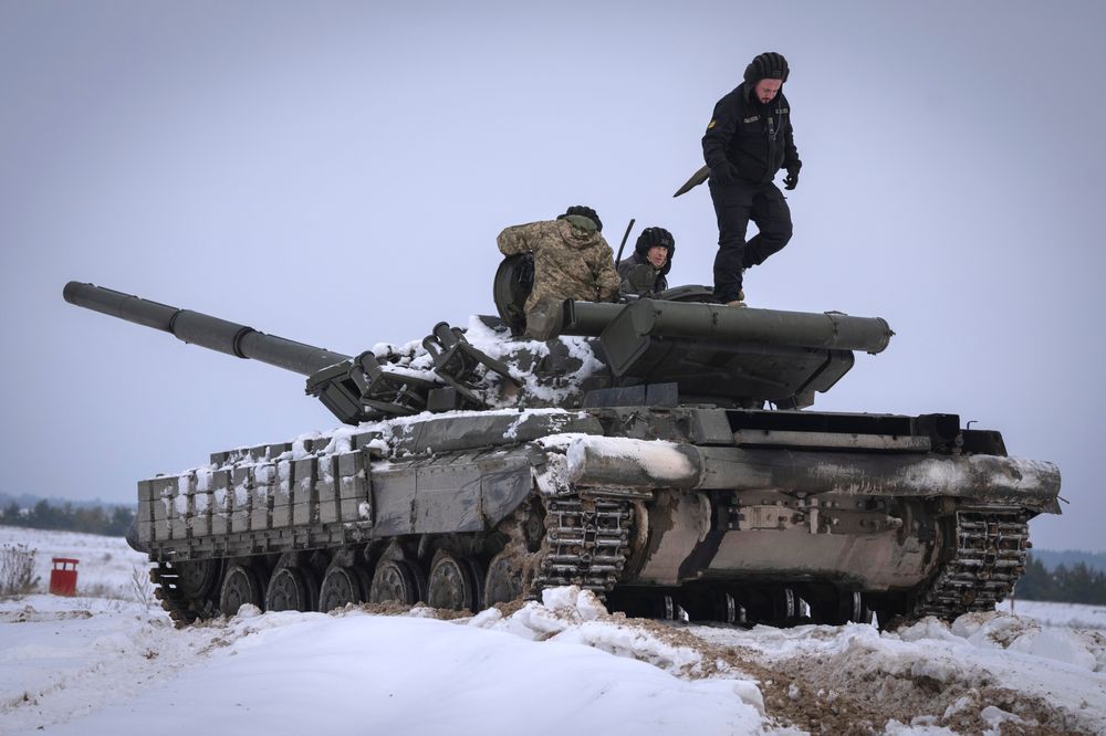 Ukrainske soldater trener på en stridsvogn i desember i fjor. Russland har mistet 3000 stridsvogner siden krigen startet, men har flere tusen eldre stridsvogner på lager. 