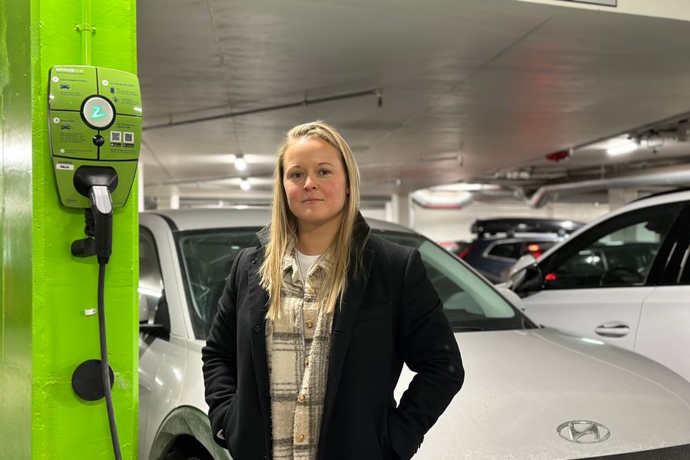 Siri Raustein, electric vehicle manager i Apcoa, mener norske regler for ladestasjoner avviker fra internasjonale standarder. 