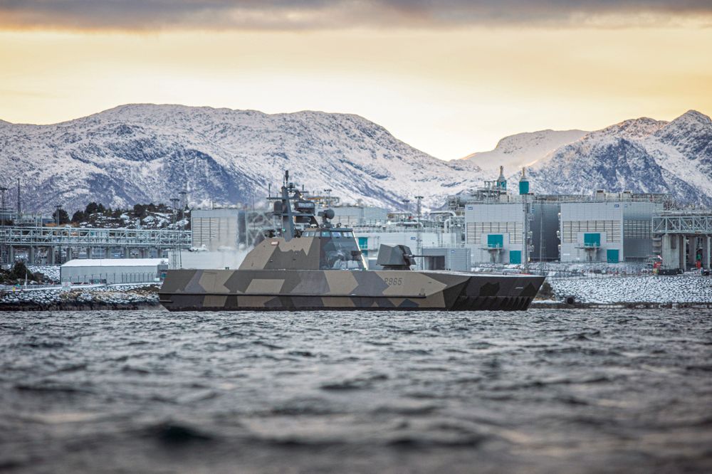 Kystkorvetten KNM Gnist på patrulje ved Nyhamna gassanlegg utenfor Molde i desember 2023.