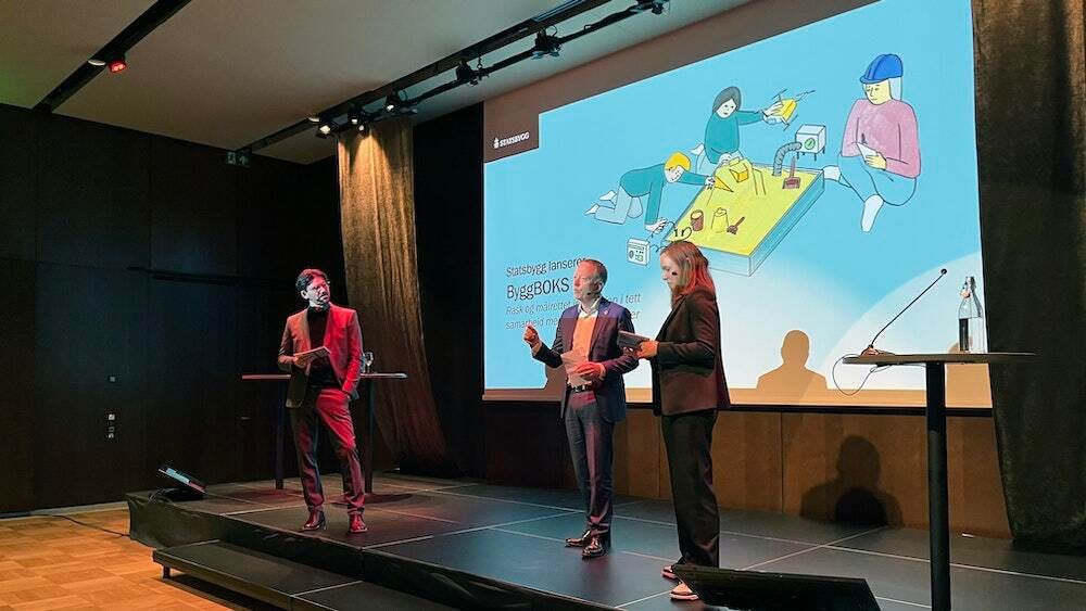 Her lanserer tre av Statsbyggs direktører tiltaket Byggboks, Mørch til høyre i bildet.