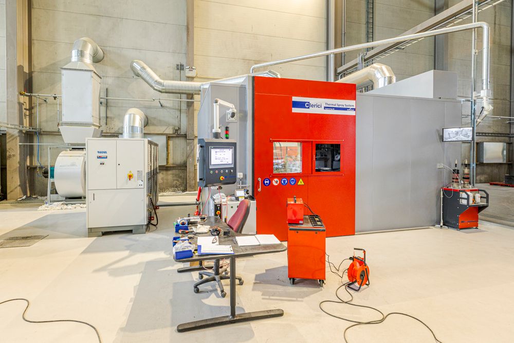 Anlegget for termisk sprøyting finnes i produksjonshallen til Seram Coatings. Den krever en egen operatør som styrer prosessen.