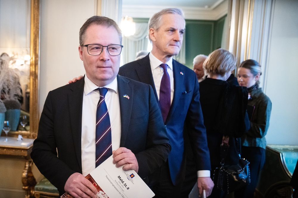 Statsminister Jonas Gahr Støre (Ap) vil sikre rekordbevilgninger til Forsvaret i den nye langtidsplanen. Her sammen med forsvarsminister Bjørn Arild Gram (Sp).