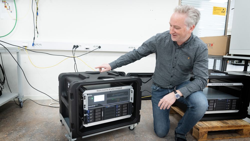 Lead engineer Ole Henrik Waagaard i ASN med en typisk OpdaDAS-boks, med «interrogatoren» som brukes til å sende laserlys inn i fiberkabel, og ta imot det lyset som sendes tilbake. Det analyseres for å avsløre hva som påvirker fiberen.