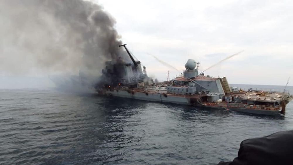 Bilder fra en video er bekreftet å vise den russiske krysseren «Moskva» i brann. Skipet skal ha blitt truffet av to Neptun sjømålsmissiler 19. april 2022. Skipet sank dagen etter.