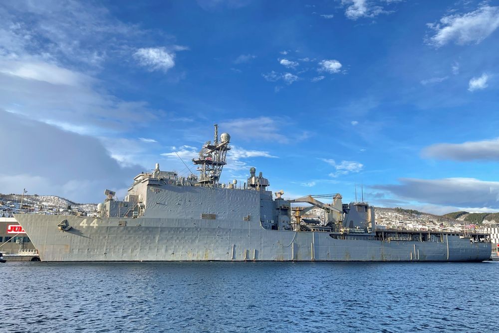 USS Gunston Hall ligger for tiden til kai i Harstad. Det amerikanske marinefartøyet deltar i Nato-øvelsen Steadfast Defender 2024. 
