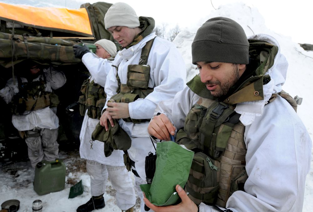 Norske tropper spiser av sine feltrasjoner under øvelsen Cold Response i 2010. Øvelsen samlet 9000 militært personell fra 14 land.