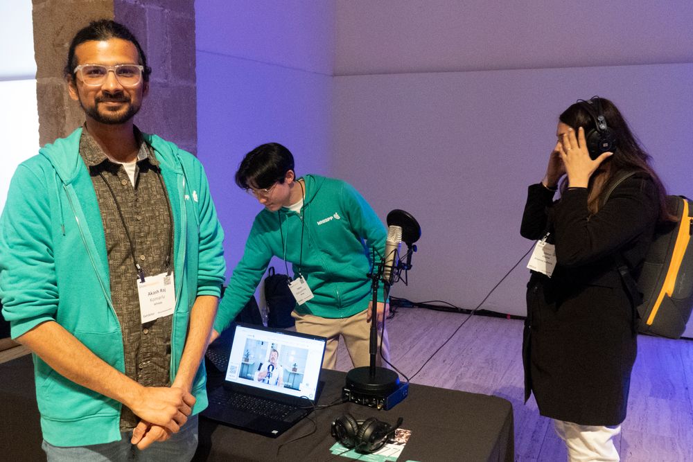 Teknisk direktør og medgründer Akash Raj i Whispp på stand i Barcelona, en måned etter at produktet som gir stemme til de nesten stemmeløse er klart for markedet. 