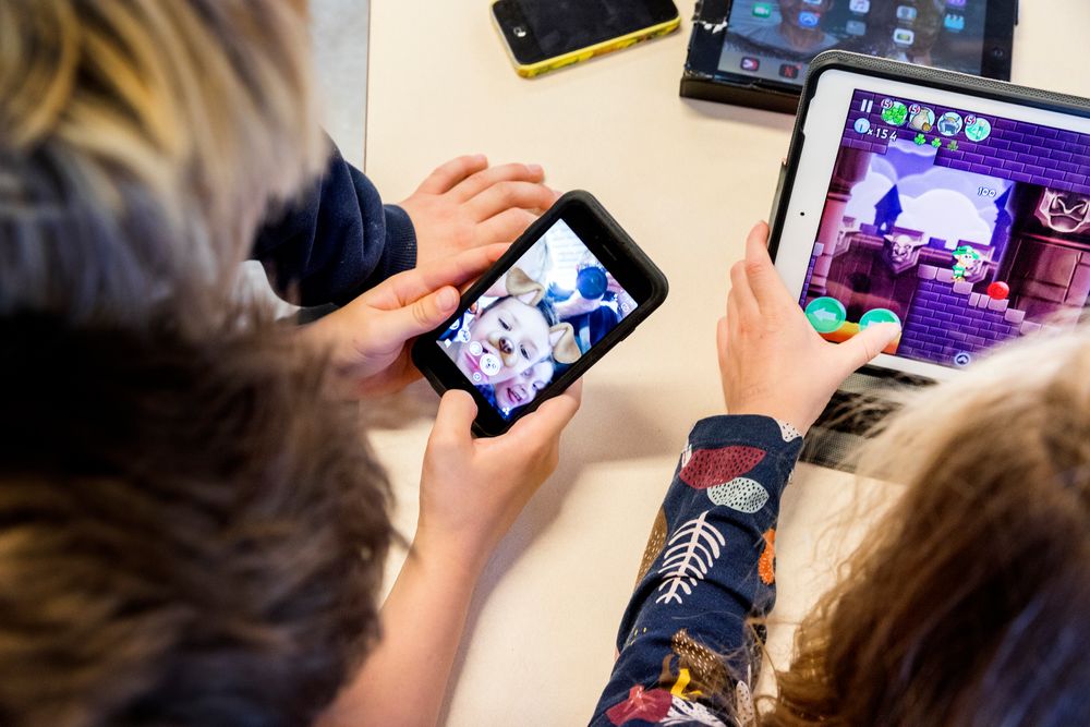 Over 90 prosent av barna på barneskolen har tilgang til en egen digital enhet. NRK skole og Youtube brukes av over 70 prosent.