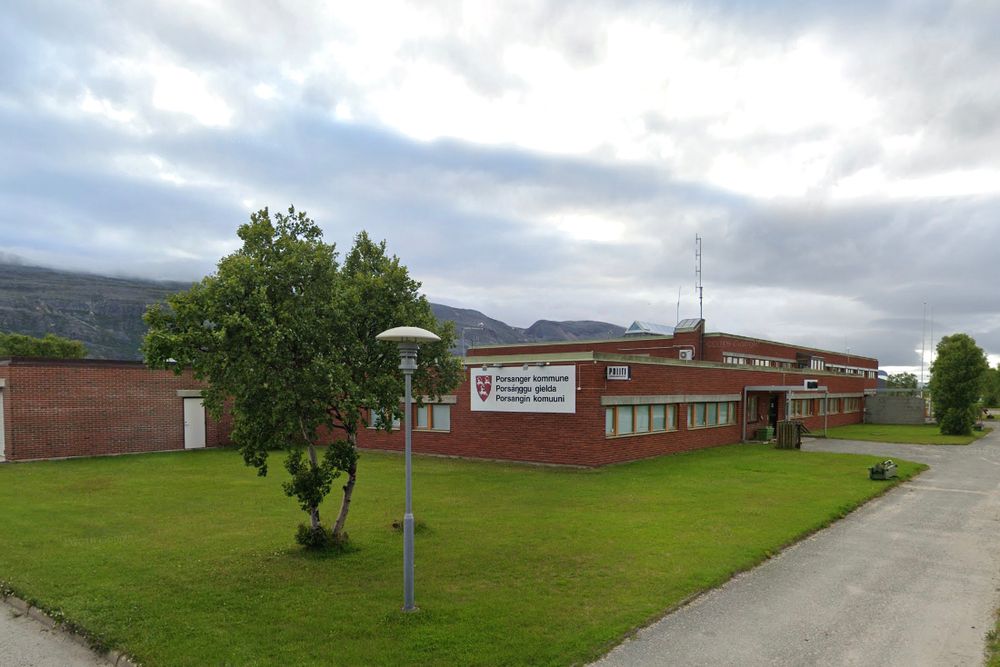 Porsanger rådhus og lensmannskontor ligger i Lakselv, som er kommunens eneste tettsted.