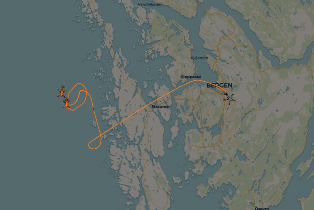 Flere helikoptre beveger seg over et område vest for Bergen, hvor det har vært en helikopterulykke onsdag kveld.