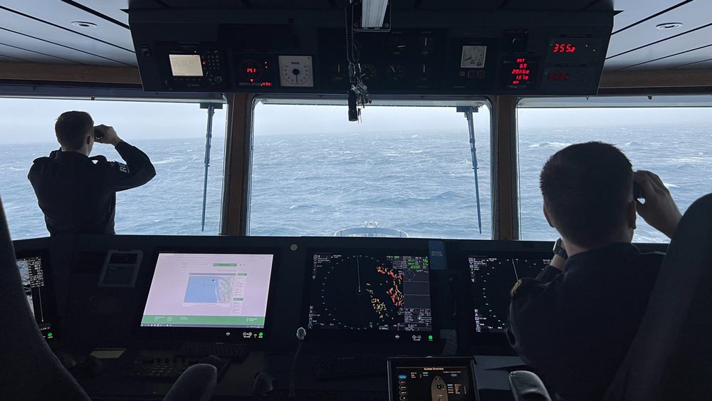 Kystvaktskipet KV Sortland deltar i søket etter vrakdeler fra helikopteret som styrtet utenfor Bergen onsdag kveld.