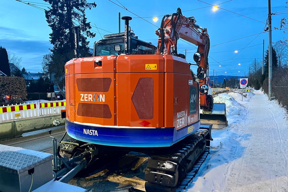 En elektrisk gravemaskin av typen Zeron ZE85 brukes her i bygging av sykkelfelt og fortau i Grefsenveien i Oslo. 