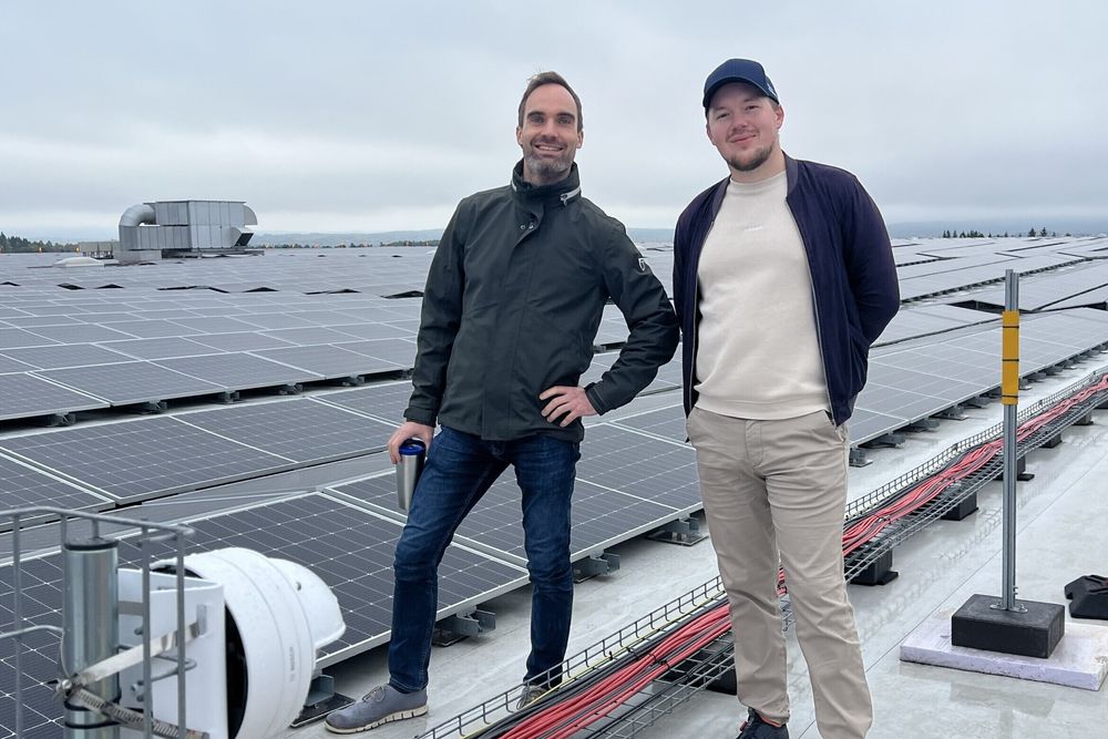 Pareto ønsker å bygge en større portefølje av solenergi og vil investere mye i det. Her er Christian Gjæver Rendall (fra høyre) og  Jonathan Barfod i Pareto Alternative Investment på solcelletaket til Tibnor i Oslo.