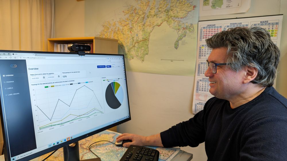 Eirik Selmer ser på websiden for detaljerte transportdata fra et registreringspunkt ved finskegrensen sør for Kautokeino.