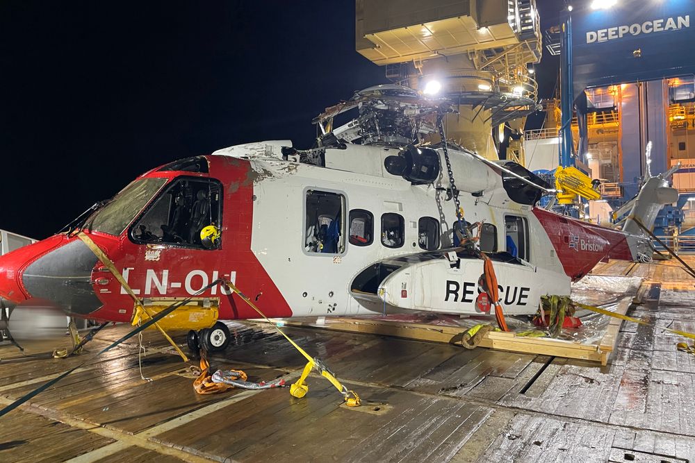 Helikopteret som havarerte onsdag kveld, ble lørdag hevet fra sjøen og flyttet til Haakonsvern. 