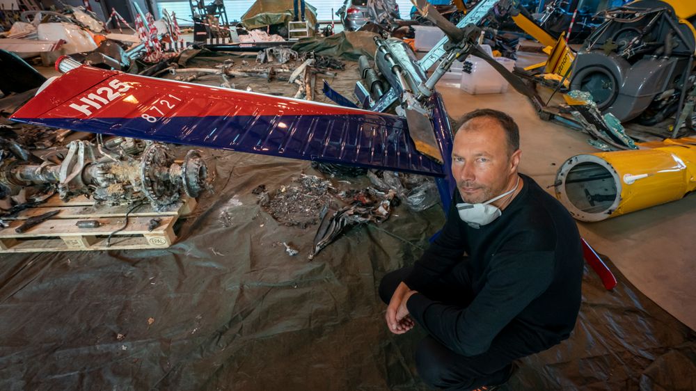 Avdelingsdirektør Kåre Halvorsen i Havarikommisjonen for luftfart foran vrakrester fra en tidligere helikopterulykke.