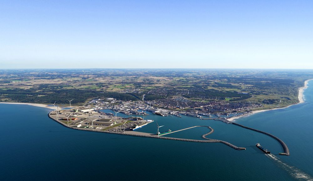 Hirtshals på Nordjylland skal bli utslippsfri havn. Norwegian Hydrogen er med på et EU-prosjekt som skal bidra med hydrogenverdikjede. Vindturbiner skal produser e fornybar kraft til elektrolyse av vann.