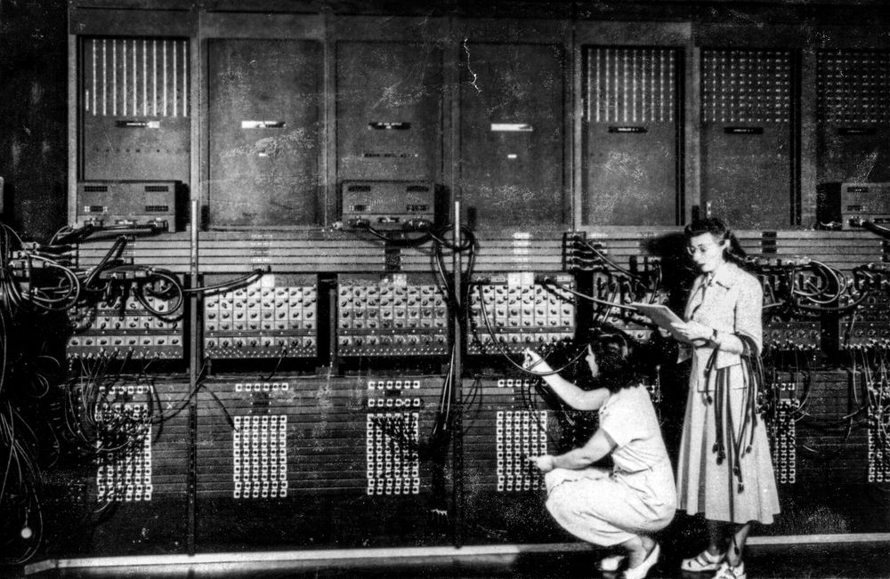 Ruth Lichterman (t.v) og Marlyn Wescoff fotografert i forbindelse med programmeringen av verdens første fullelektroniske datamaskin.