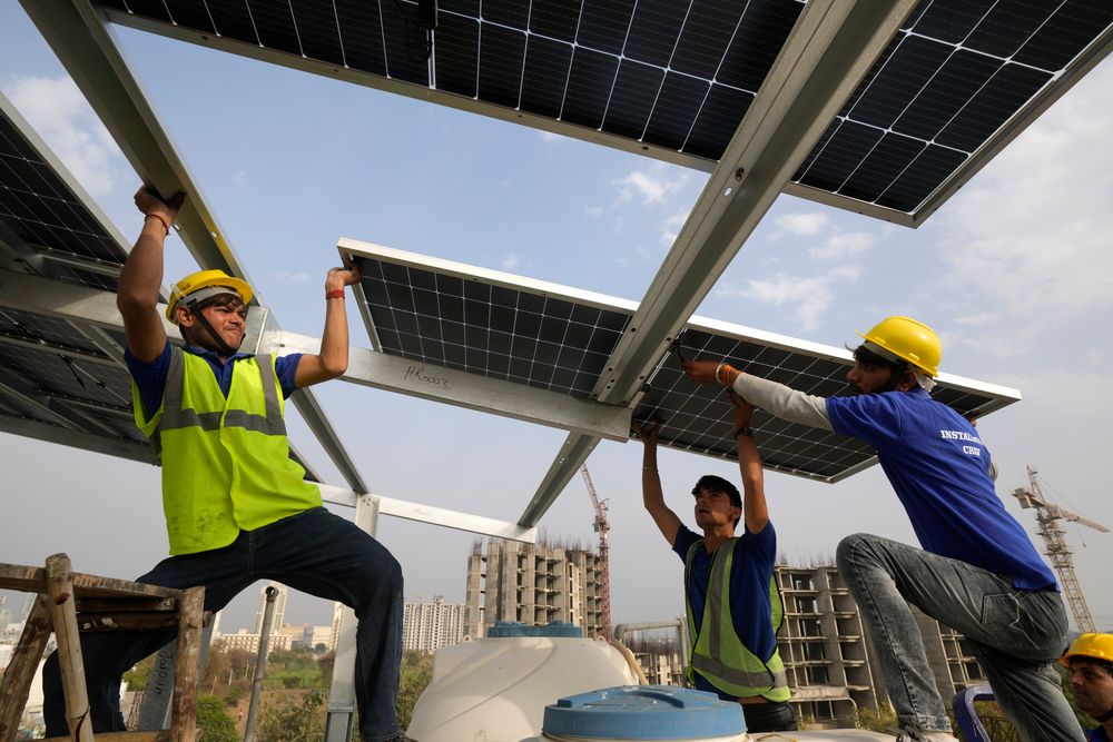 olceller installeres på taket av et bolighus i utkanten av Indias hovedstad New Delhi. Mens utslippene i India vokser kraftig, bidrar solceller til å bremse utslippsveksten på verdensbasis