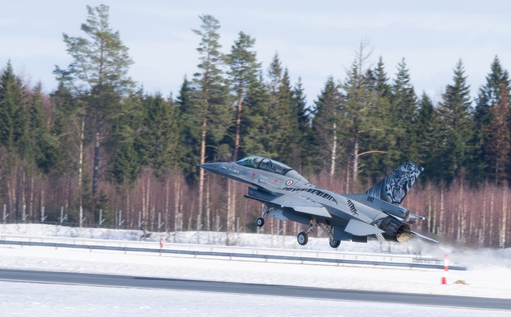 F-16 som doneres til Ukraina får ikke brukes til operasjoner over russisk luftrom, sier en talsperson for Pentagon. Bildet viser en norsk F-16B som foretar en touch and go på østre rullebane på OSL.
