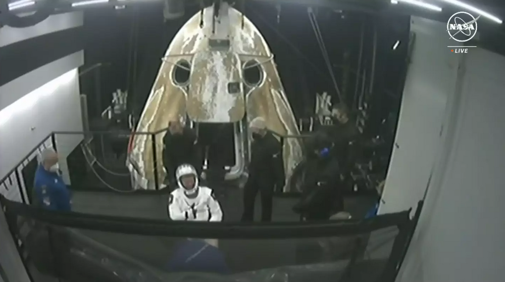 Andreas Mogensen har kommet trygt tilbake til jorden og gir tommel opp etter å ha blitt hjulpet ut av romkapselen.