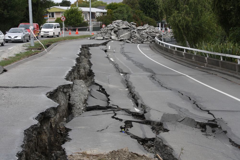 Bildet viser en sprekk i veien ved byen Chirschurch i New Zealand etter jordskjelvet i 2010.