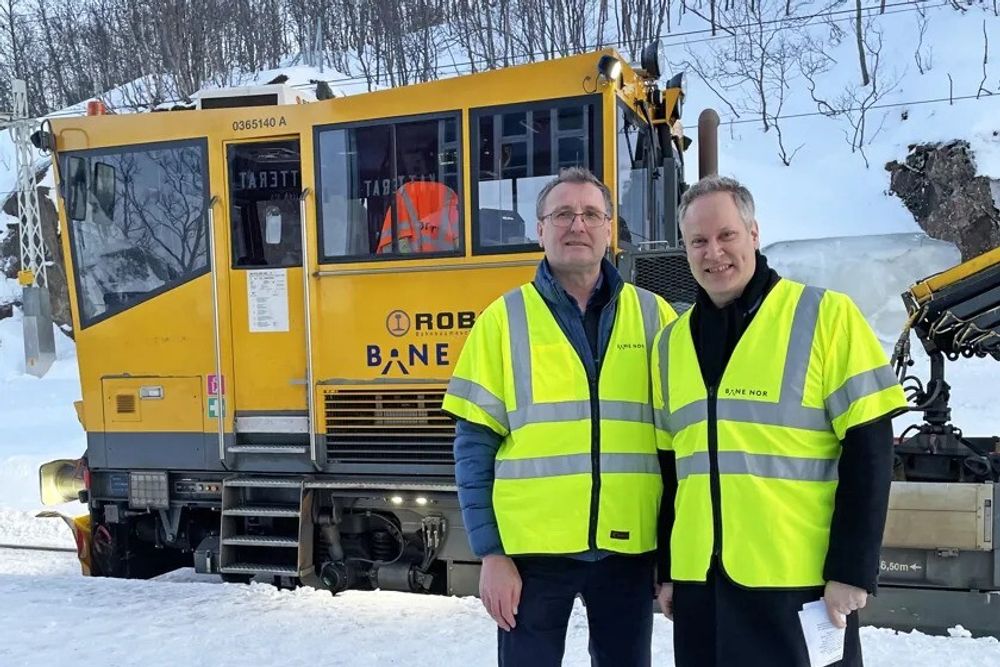 Samferdselsminister Jon-Ivar Nygård (t.h.) besøkte Narvik og Ofotbanen første uken i mars. Med seg hadde han lovnader om penger til å forbedre banen som har hatt tre avsporinger på kort tid. Her sammen med områdedirektør Thor Brækkan i Bane Nor.