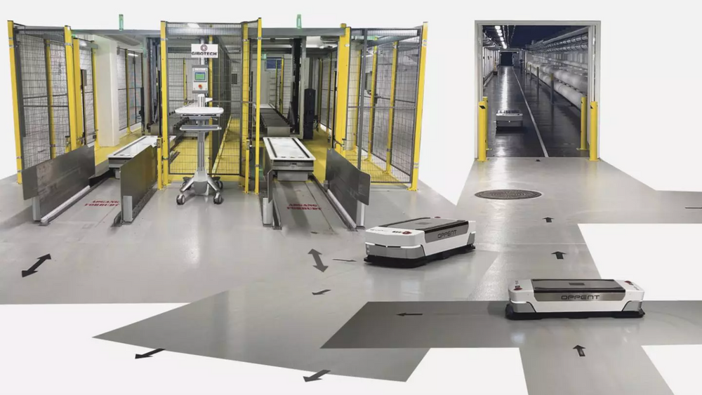 Skap med udstyr blir sendt ned i kjelleren, hvor en mobil robot fra Oppent henter det og kjører det til en av de åtte avdelingene som er i drift på det nye supersykehuset i Køge i Danmark.