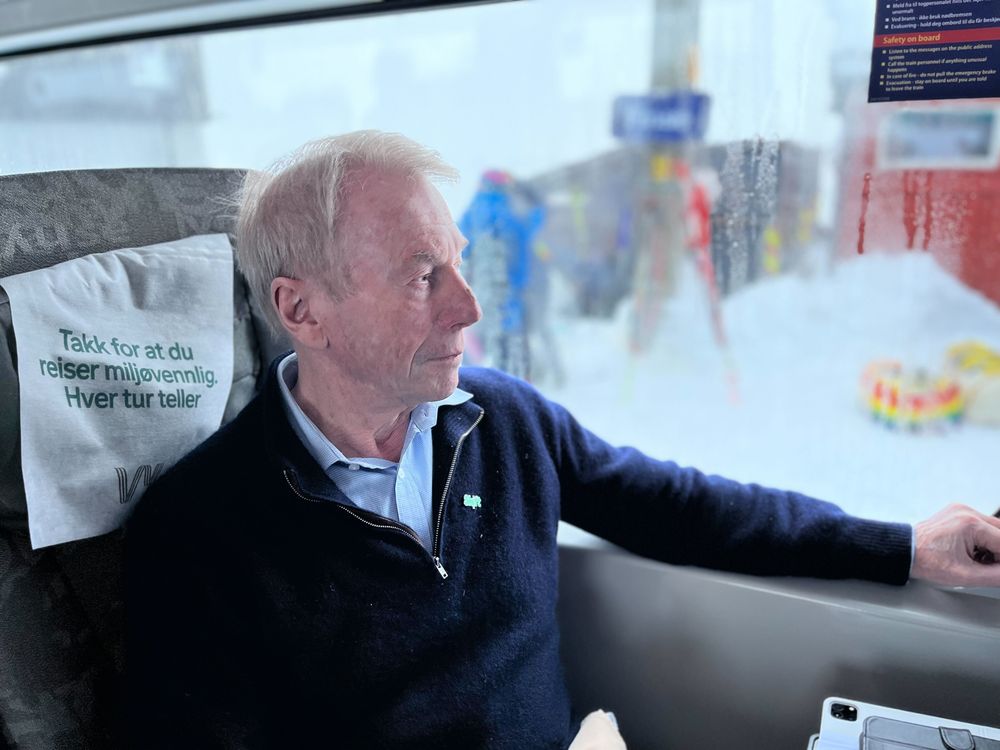 Investor Jens Ulltveit-Moe tok onsdag toget på vei til klimafestivalen han selv har grunnlagt i Bergen. Bildet er tatt under en stopp på Finse stasjon.