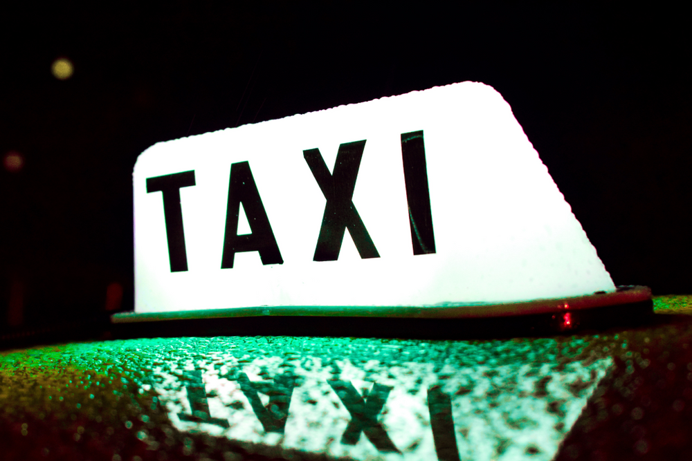 Mobilkunder har betalt flere millioner kroner for mye når de ringte for å bestille drosje via femsifrede numre. 
