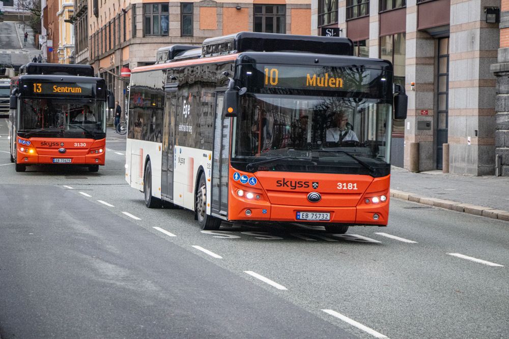 Bergen har allerede Yutong-busser. Nå kommer de til Oslo også, men ikke før høsten 2025. Bildet er tatt 14.03.2024 og viser en Yutong elektrisk buss operert av Tide for Skyss, i Christies gate ved Festplassen i Bergen.