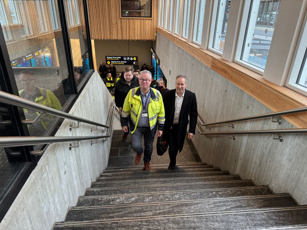 Samferdselsminister Jon-Ivar på vei opp trappene til Arna stasjon, der han kunne fortelle at Arna-Stanghelle har fått innpass i Nasjonal transportplan. Bildet er fra tidligere i år.