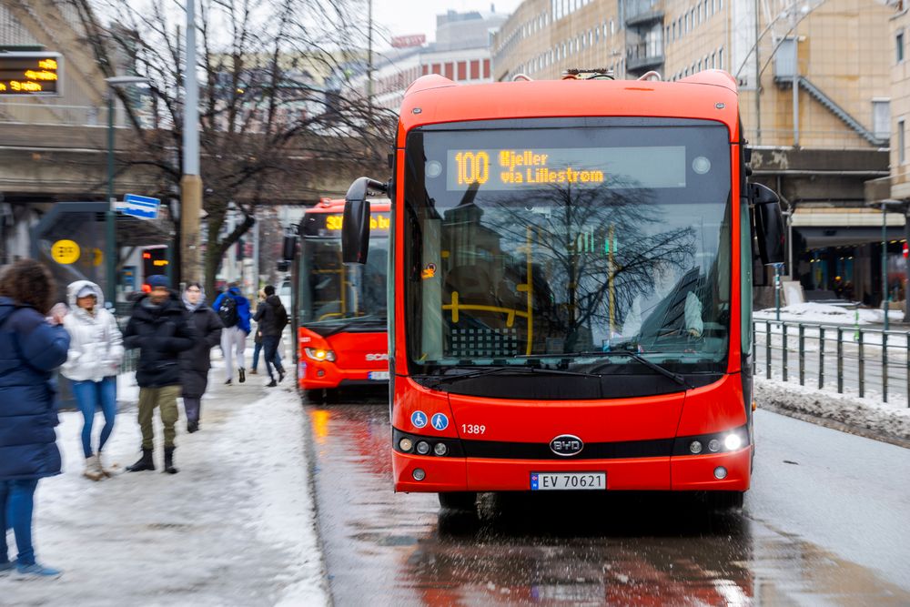 De elektriske bussene i Oslo taklet ikke snøkaoset som oppsto i hovedstaden.  Nobinas direktør advarer mot for dårlige verktøy for innkjøp av busser fra Kina og andre land.
