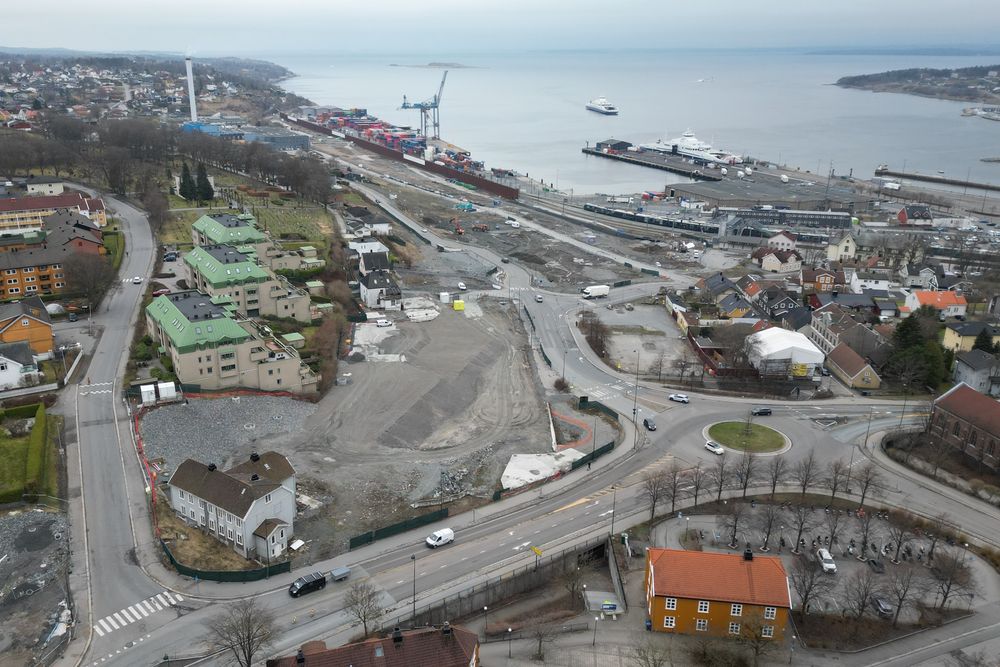 I 2021 stoppet arbeidet i Moss sentrum opp, etter at det ble oppdaget et stort kvikkleirefelt i skråningen ned mot fjorden der et nytt dobbeltspor og stasjon skal bygges.