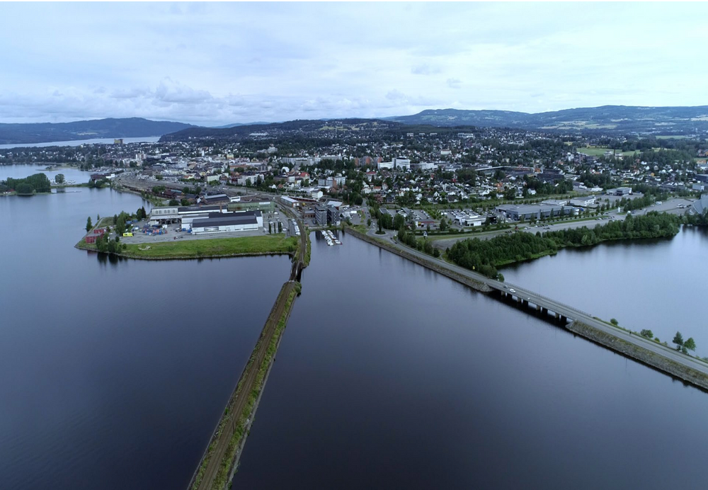 Det varslede dobbeltsporet mellom Åkersvika og Hamar stasjon skulle opprinnelig inkludere ny bru gjennom Åkersvika naturreservat. 