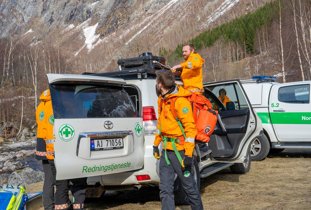 Norsk Folkehjelp kobler opp den mobile basestasjonen på Finnset i Eikesdal, som ligger i nasjonalparken i Møre og Romsdal fylke.
