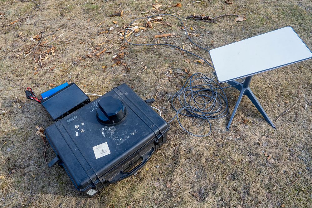 Et eksempel på bruk av en mobil basestasjon koblet til det bakenforliggende mobilnettet via en Starlink-antenne.