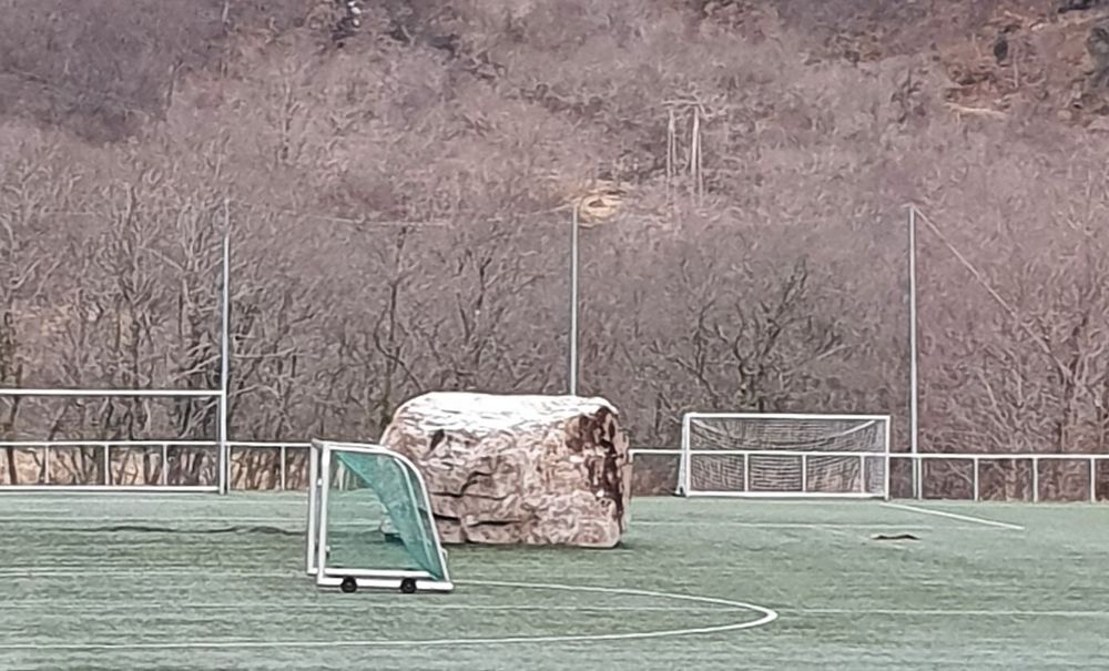 Flere steiner endte opp på Geitebakken fotballbane etter et ras i natt.