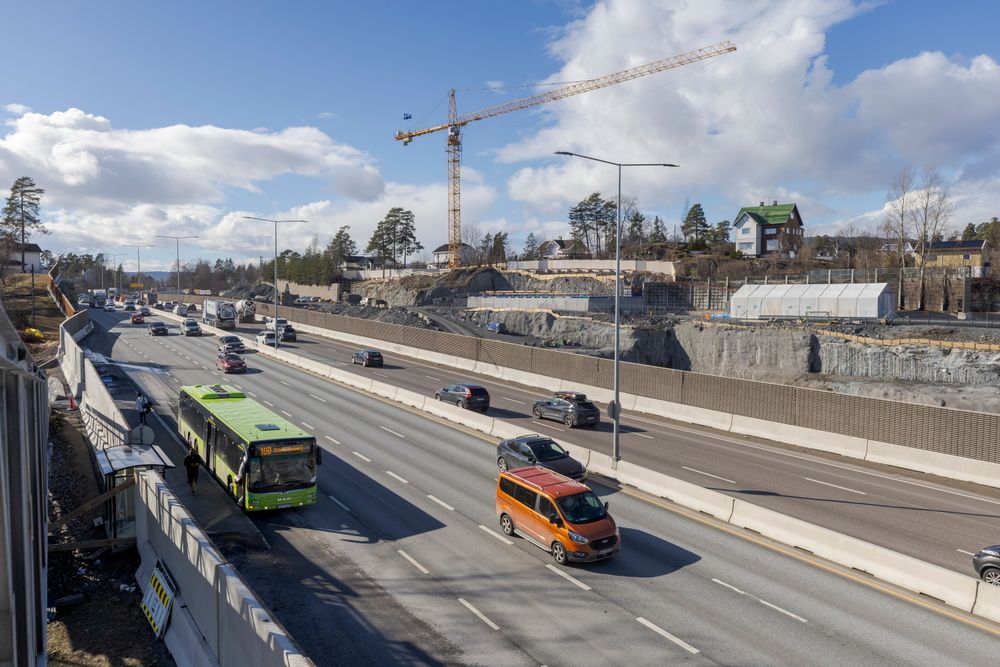 Fra mai kan ikke lenger elbilsjåfører kjører lovlig i kollektivfeltet på E18 i Asker og Bærum, på grunn av oppgradering og rehabilitering av to tunneler i Oslo. 