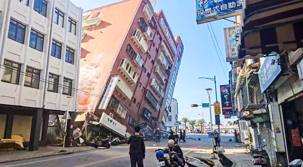 Skjelvet meldes å være det kraftigste til å ramme Taiwan på 25 år. TV-bilder viser ødelagte bygninger i byen Hualien, øst i landet.