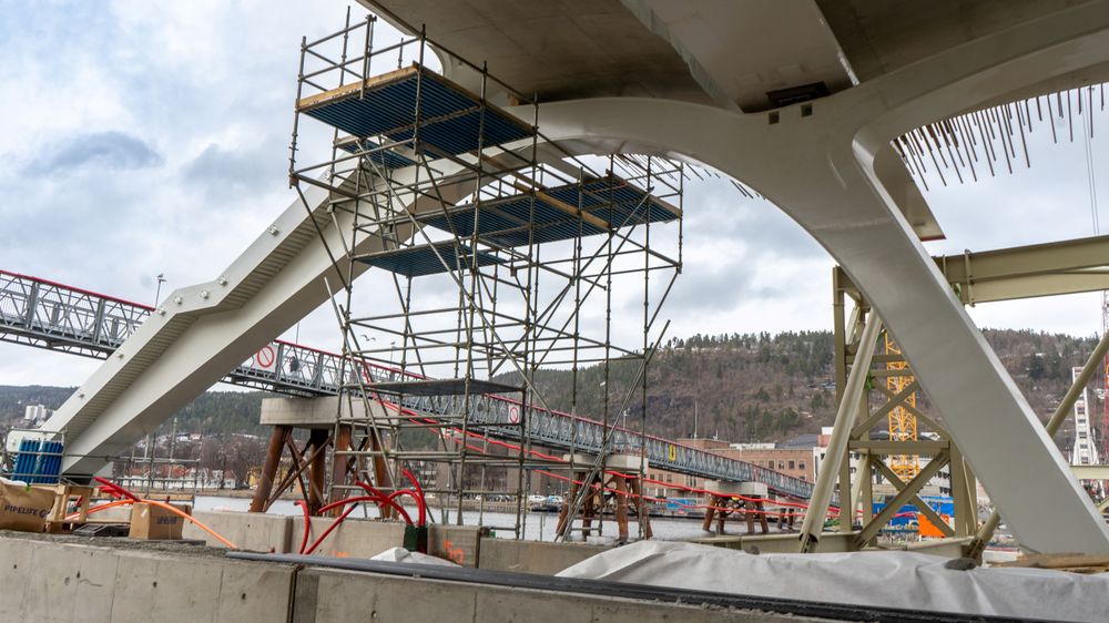 Fundamentet til den nye bybrua, den midlertidige gang- og sykkelbrua i bakgrunnen.