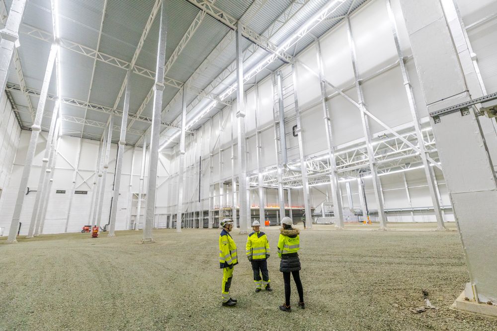 Datasentre gir flere ansatte per megawatt enn tradisjonell tungindustri. Likevel skapes et bilde av øde haller som bare suger strøm, skriver Hilde Rønningsen. T1 Energy ønsker å selge fabrikkhallen i Mo i Rana til et datasenter.