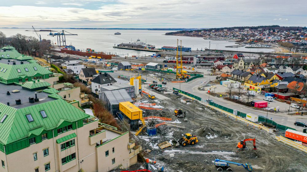 Her, i en kvikkleiresone som skråner ned mot Oslofjorden, skal det bygges nytt dobbeltspor og stasjon. Bane Nor har tilbudt seg å kjøpe ut terrasseblokkene til venstre i bildet, ettersom det ventes større setningsskader på disse.