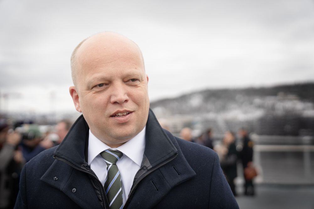 Finansminister Trygve Slagsvold Vedum mener satsingen på Forsvaret vil føre til mange norske industri-arbeidsplasser. Her står han på KV Bjørnøya i forbindelse med Framleggelsen av Forsvarets langtidsplan 5. april 2024.