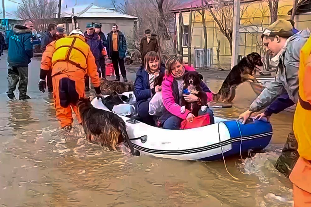 Redningsmannskaper evakuerer sivile i Orsk etter flom.