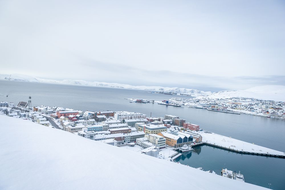 Verdens nordligste by, Hammerfest, fikk elektriske gatelys allerede i 1881. I 2024 får den også elektriske busser. <i>Foto:  Volvo Buss Norge</i>