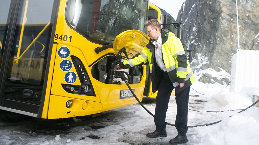 Sjåfør i Tide Buss i Hammerfest, Grete Karlsen, ved en av de nye el-bussene fra Volvo Buss Norge.