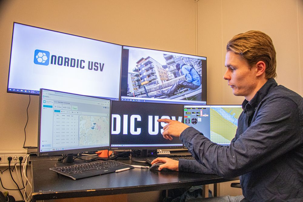 Sander Henriksen leder Nordic USV, som tilbyr måling av vanndata helt autonomt gjennom et egenutviklet system. Sjødronen styres fra kontrollrommet i Bergen.